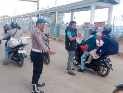 Bersama Petugas Kapal, Polisi Lakukan Pemeriksaan Administrasi Kendaraan