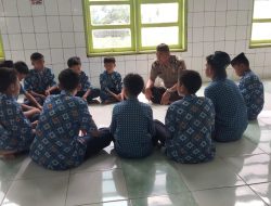 Kanit Binmas Polsek Barebbo Sambangi Siswa MTs Anak Bangsa, Beri Imbauan Keagamaan dan Moral