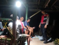 Lakukan Patroli Malam, Personel Polsek Cenrana Sambangi Pos Satkamling