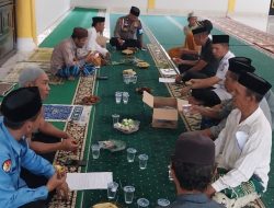 Doa Bersama Diawal Tahun, Personel Polsek Patimpeng Bersama Pengurus Mesjid 