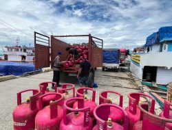 Berikan Pelayanan Prima, Satpolairud Polres Bone Menbatu Masyarkat dang Sedang Berkativitas di Dermaga Pelabuhan Bajoe 