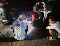 Laksanakan Patroli Malam Rutin, Polsek Bengo Bantu Pengendara yang Alami Ban Bocor 
