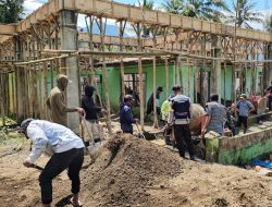 Bhabinkamtibmas Gotong Royong Membangun Masjid bersama Masyarakat Desa Tapong 