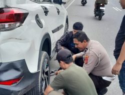 Polisi Humanis Satlantas Polres Bone Bantu Warga yang Alami Ban Bocor