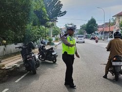 Pelayanan Prima, Personel Lantas Polsek Tanete Riattang Laksanakan Pengaturan 