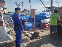 Cegah Penyelundupan Melalui Jalur Laut, Satpolairud Polres Bone Lakukan Pengawasan Bongkar Muat Barang