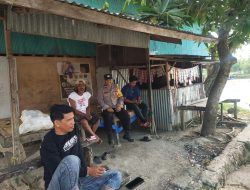Pantau Situasi Kamtibmas di Desa Binaannya, Bhabinkamtibmas Polsek Cenrana Lakukan Patroli Dialogis