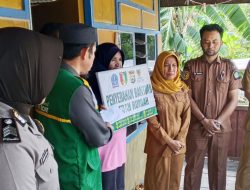 Bhabinkamtibmas Tokaseng Dampingi BAZNAS Kabupaten Bone Salurkan Bantuan Bedah Rumah