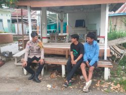 Ajak Warga Tingkatkan Kewaspadaan, Bhabinkamtibmas Sambangi Pos Satkamling Maccedde