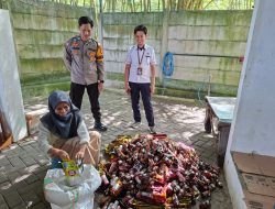 Bhabinkamtibmas Hadir Pastikan Pemusnahan Produk Expired Berjalan Aman