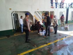 Anggota Piket Satpolairud Polres Bone Pantau Aktivitas Penyeberangan dan Sambangi Penumpang Ferry