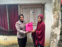 Bhabinkamtibmas Polsek Barebbo Laksanakan Sambang dan Salurkan Sembako kepada Warga Desa Samaelo
