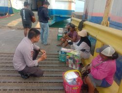 Temui Pedagang di Pelabuhan Bajoe, Polisi Lakukan Pembinaan dan Beri Himbauan Kamtibmas