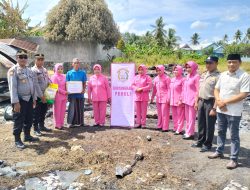 ‎Polri Peduli, Personel Polsek Dua Boccoe Bersama Bhayangkari Berikan Bantuan kepada Korban Kebakaran