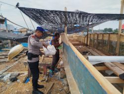 Satpolairud Polres Bone Gencarkan Polisi Penolong di Lokasi Pembuatan Kapal Nelayan