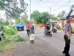 Bhabinkamtibmas Polsek Barebbo Lakukan Pengamanan Evakuasi Pohon Tumbang di Jalan Poros Bone–Sinjai