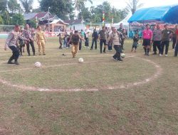 Kapolsek Awangpone Lakukan Tendangan Pertama Pembukaan Mini Soccer Carigading Cup I Tahun 2026