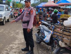 Lakukan Pengaturan Lalin, Kanit Samapta Polsek Kahu Urai Kemacetan di Depan Pasar