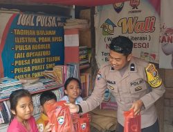 Bhabinlamtibmas Polsek Ponre Bagikan Peralatan Sekolah kepada Anak-Anak Sekolah