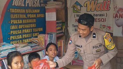 Bhabinlamtibmas Polsek Ponre Bagikan Peralatan Sekolah kepada Anak-Anak Sekolah