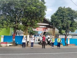 Kanit Samapta Polsek Ulaweng Laksanakan Commander Wish di Depan Sekolah