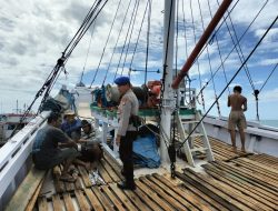 Pantau Situasi Keamanan di Pelabuhan Bajoe, Polisi Sampaikan Himbauan Ini kepada Nahkoda dan ABK Kapal