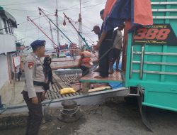 Pantau Aktivitas di Pelabuhan Rakyat Bajoe, , Ini yang Disampaikan Satpolairud Polres Bone kepada Kru Kapal  