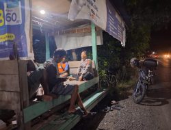 Ciptakan Situasi Kamtibmas yang Kondusif, Bhabinkamtibmas Berdialog dengan Warga di Pos Kamling 