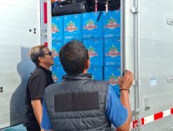 Cegah Muatan Illegal, Polisi Lakukan Pemeriksaan Muatan dalam Truck