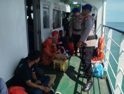 Satpolairud Polres Bone Beri Himbaun kepada Penumpang Ferry Saat Lakukan Pengamanan Aktivitas Penyeberangan 