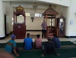 KBO Sat Binmas Polres Bone Sampaikan Pesan Kamtibmas kepada Jemaah Masjid Ansharullah