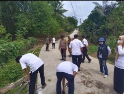 Sinergi Tiga Pilar, Bhabinkamtibmas Polsek Ponre Kawal Tim Monev Kecamatan di Desa Binaannya