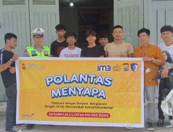Polantas Bone Sapa Kurir Lewat Program “Polantas Menyapa” Edukasi Tertib Berlalu Lintas