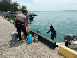 Wujudkan Polisi Penolong, Satpolairud Polres Bone Bantu Nelayan Angkat Barang ke Perahu