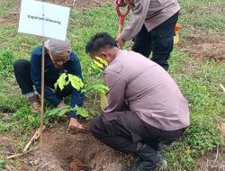 Dukung Pelestarian Lingkungan, Polisi Hadiri Kegiatan Penanaman Pohon di Desa Tadangpalie