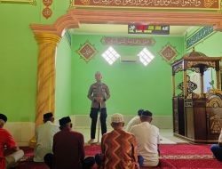 KBO Satbinmas Polres Bone Sampaikan Pesan Kamtibmas kepada Jemaah Masjid Nurul Falaq