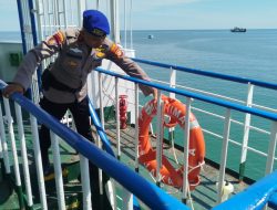 Pastikan Kelengkapan dan Kelayakan Kapal Ferry, Satpolairud Polres Bone Lakukan Pemeriksaan