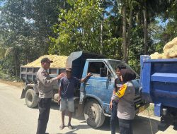 Kanit Binmas Polsek Barebbo Bersama Bhabinkamtibmas Laksanakan Himbauan kepada Sopir Truk Material di Desa Wollangi