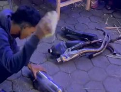Suara Berisik! Pemilik Hancurkan Sendiri Knalpot Brong Miliknya Setelah Kena Razia
