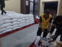 Polisi Penggerak Polsek Awangpone Lakukan Uji Kadar Air Jagung Warga Desa Lappoase