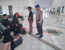 Pantau Aktivitas Penyeberangan, Satpolairud Polres Bone Temui Penumpang Ferry dan Sampaikan Himbauan Ini