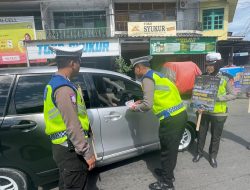 Satlantas Polres Bone Beri Edukasi Keselamatan Ke Pengendara, Wujudkan Budaya Tertib Lalin