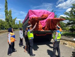 Ops Keselamatan, Polantas Bone Ramp Check Truk di Terminal Hingga Edukasi Pengemudi