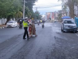 Humanis dan Responsif, Unit Lantas Polsek Tanete Riattang Hadir Mengatur Lalu Lintas di Tengah Aktivitas Warga