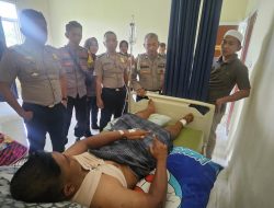 Wujud Kepedulian dan Empati, Personel Polsek Barebbo Jenguk Personel Koramil 11 Barebbo yang Sakit