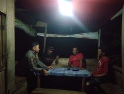 Sambangi Satkamling, Bhabinkamtibmas Polsek Ponre Turut Serta Melaksanakan Ronda Malam