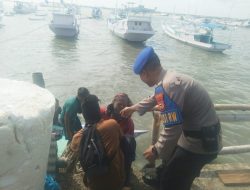 Program Polisi Penolong, Satpolairud Polres Bone Bantu Nelayan yang Baru Tiba Dari Melaut