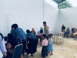 Bhabinlamtibmas Polsek Ponre melaksanakan pendampingan dalam giat posyandu di desa Binaannya