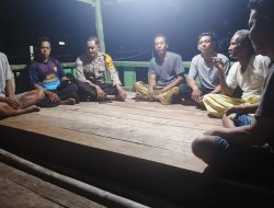 Lakukan Pembinaan, Bhabinkamtibmas Polsek Cenrana Kunjungi Satkamling di Desa Panyiwi