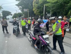 Ops Keselamatan, Satlantas Polres Bone Bagi Snack dan Edukasi Pengguna Jalan